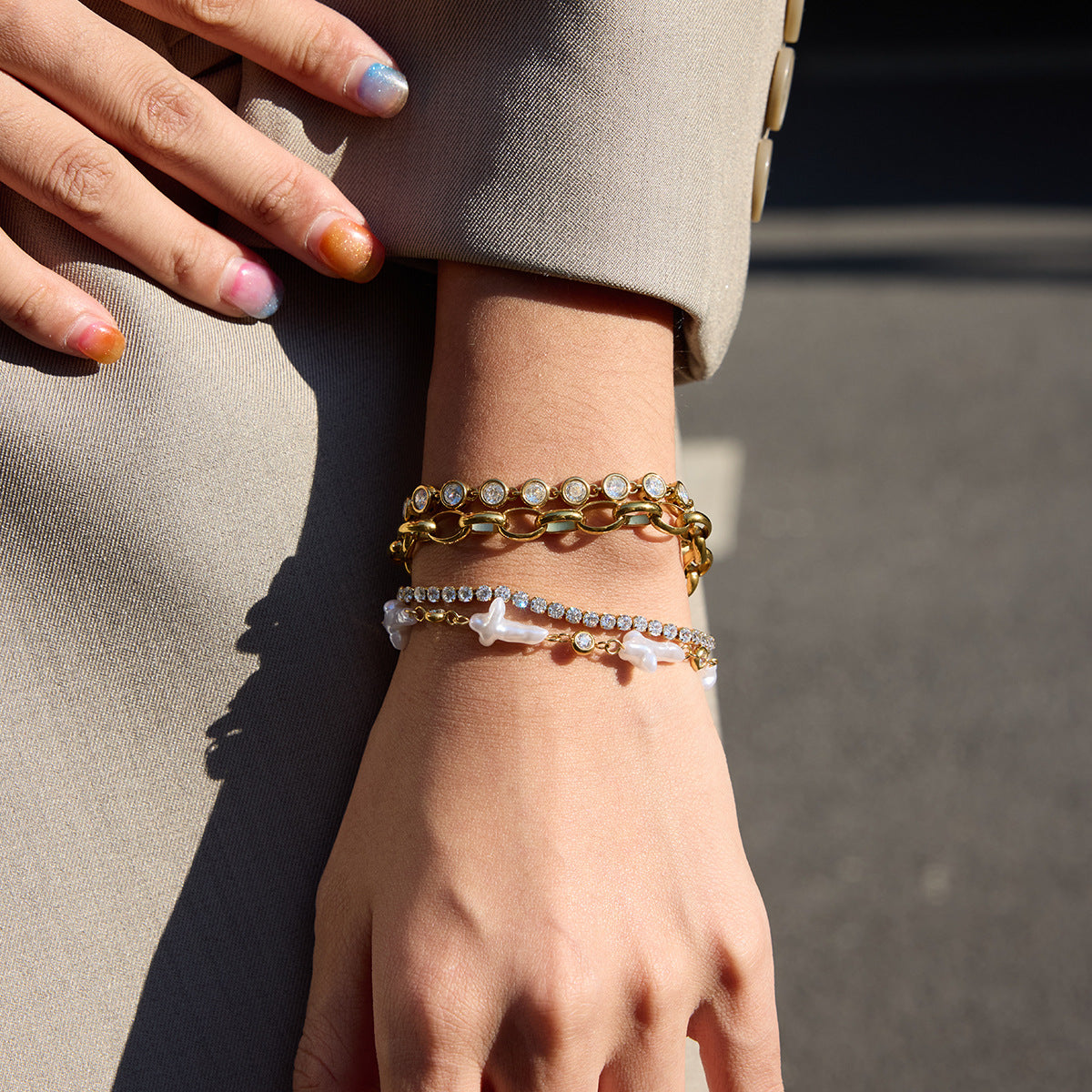 Bracciale di lusso minimalista con croce geometrica in acciaio al titanio placcato oro 18 carati e perle finte, gioielli di moda da donna