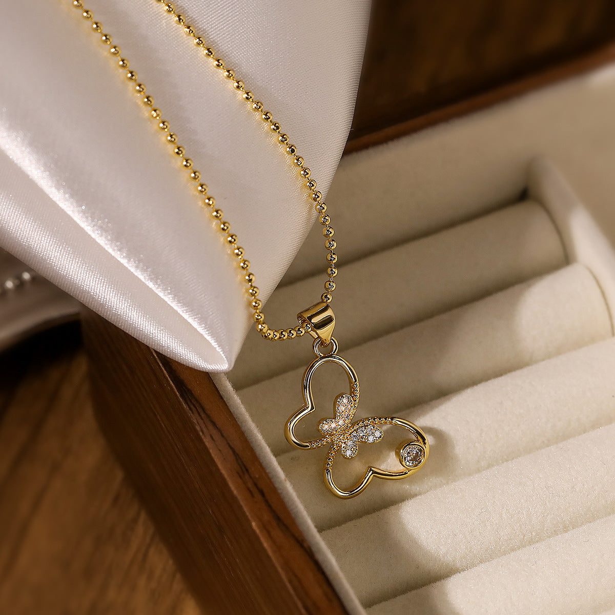 Set di collana e orecchini con ciondolo a farfalla minimalista in rame placcato oro 18 carati e intarsi in zircone