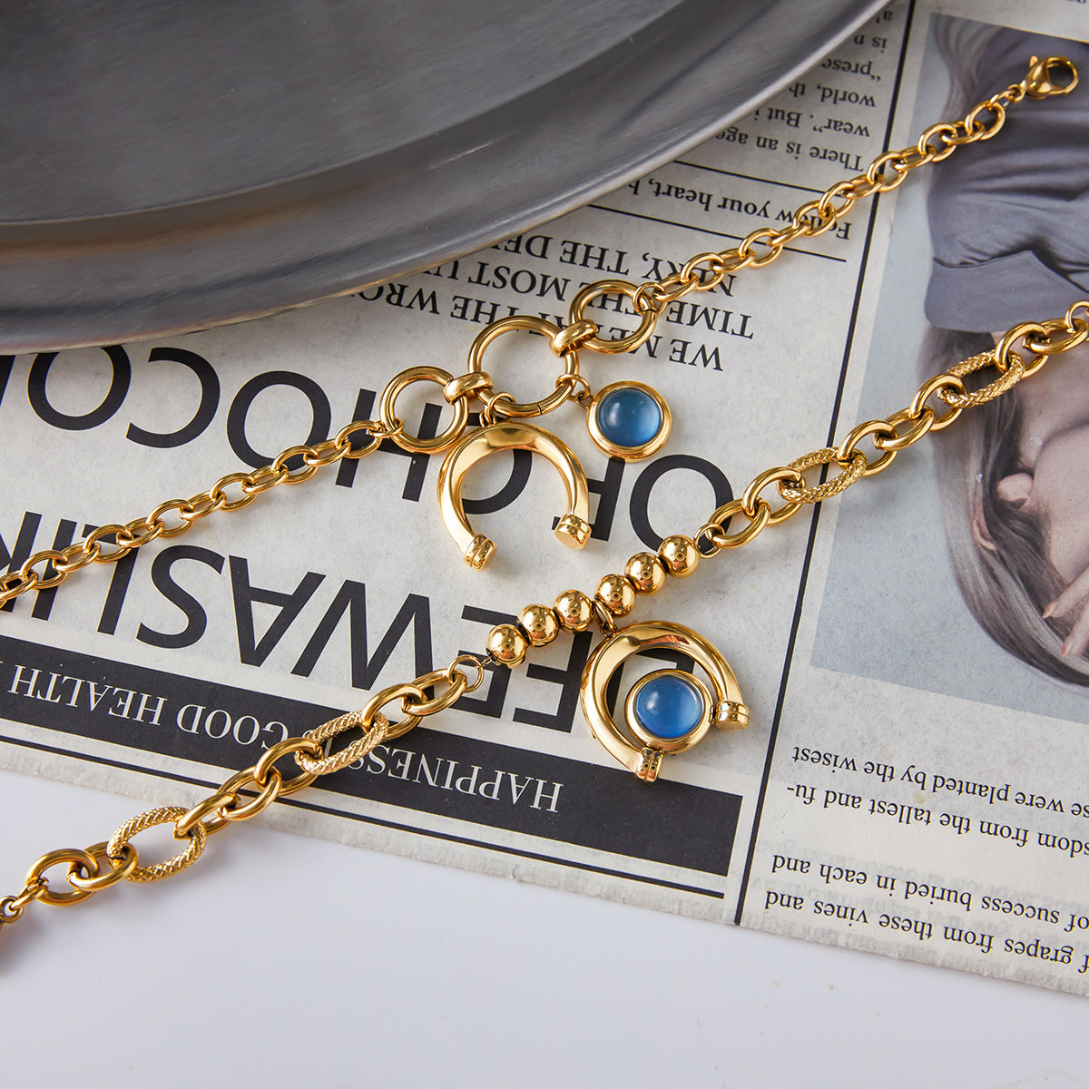 Bracciale Minimalista a Ferro di Cavallo in Acciaio al Titanio con Intarsio in Resina Blu da Donna