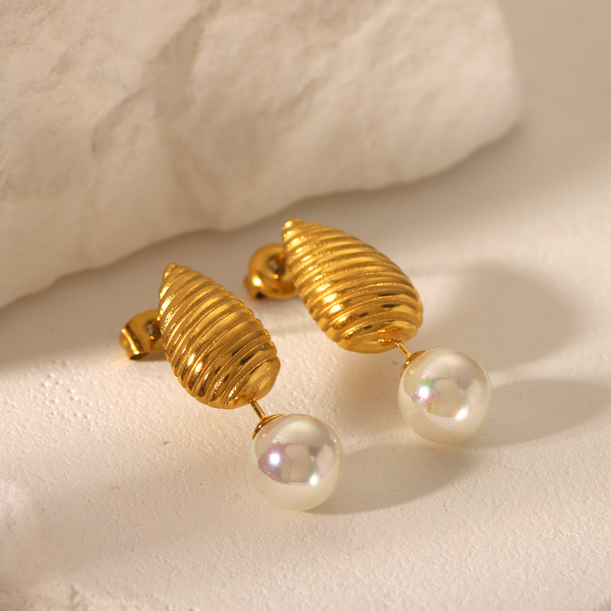Pendientes minimalistas de acero inoxidable en forma de lágrima con detalles de perlas y chapado en oro de 18K para mujer