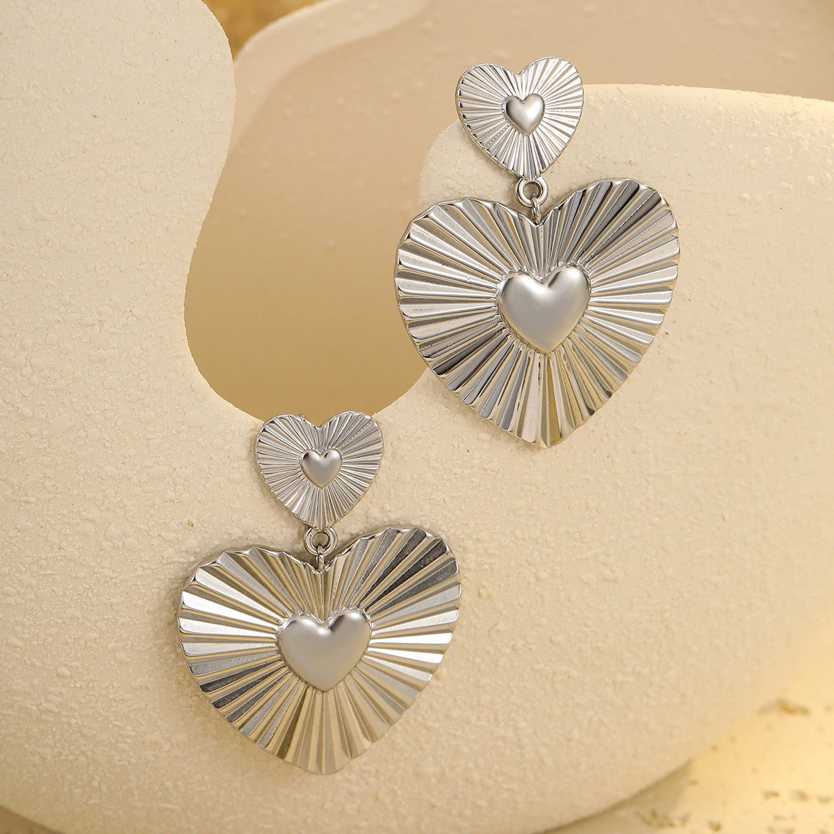 Pendientes de acero inoxidable en forma de corazón a la moda con acabado chapado para mujer