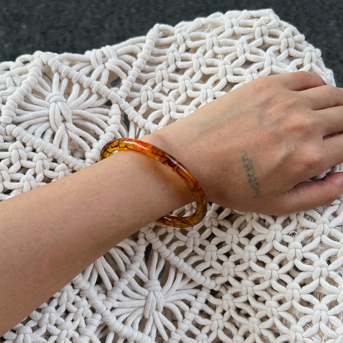Bracciale Audace Geometrico in Acrilico da Donna con Design Ombré Irregolare e Stile Artistico Unico