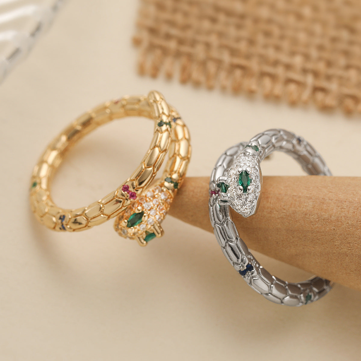 Anillo de cobre minimalista con forma de serpiente geométrica, chapado en oro de 18 quilates e incrustaciones de circonita para mujer