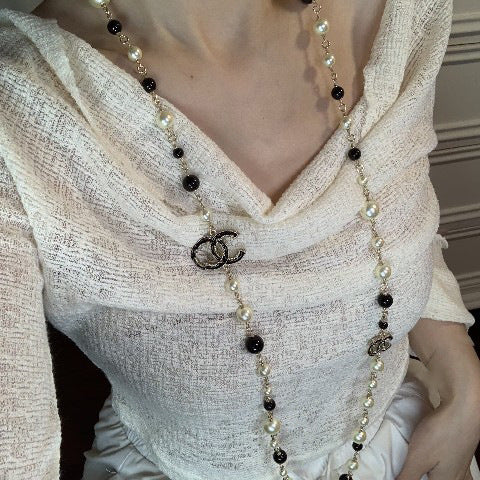 Collana da donna con ciondolo a lettera "C" smaltato vintage, perle bianche e nere, in ottone