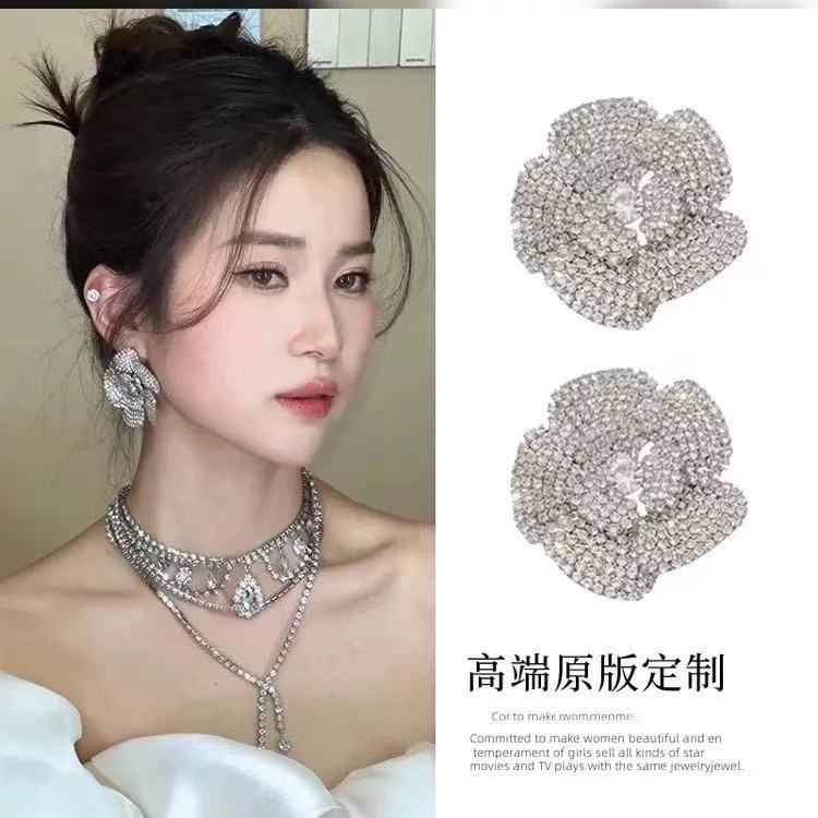 Orecchini a perno di lusso con lega geometrica irregolare e intarsio di strass, placcati argento, alla moda e versatili da donna