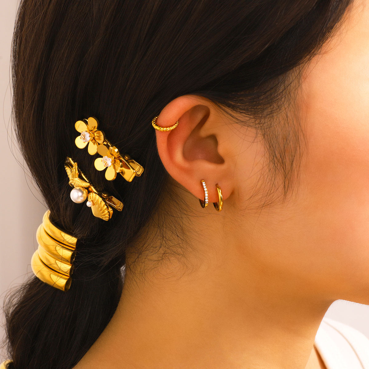 Orecchini a cerchio rotondi geometrici minimalisti in acciaio inossidabile con intarsio in zircone e placcatura sottovuoto in oro 18 carati