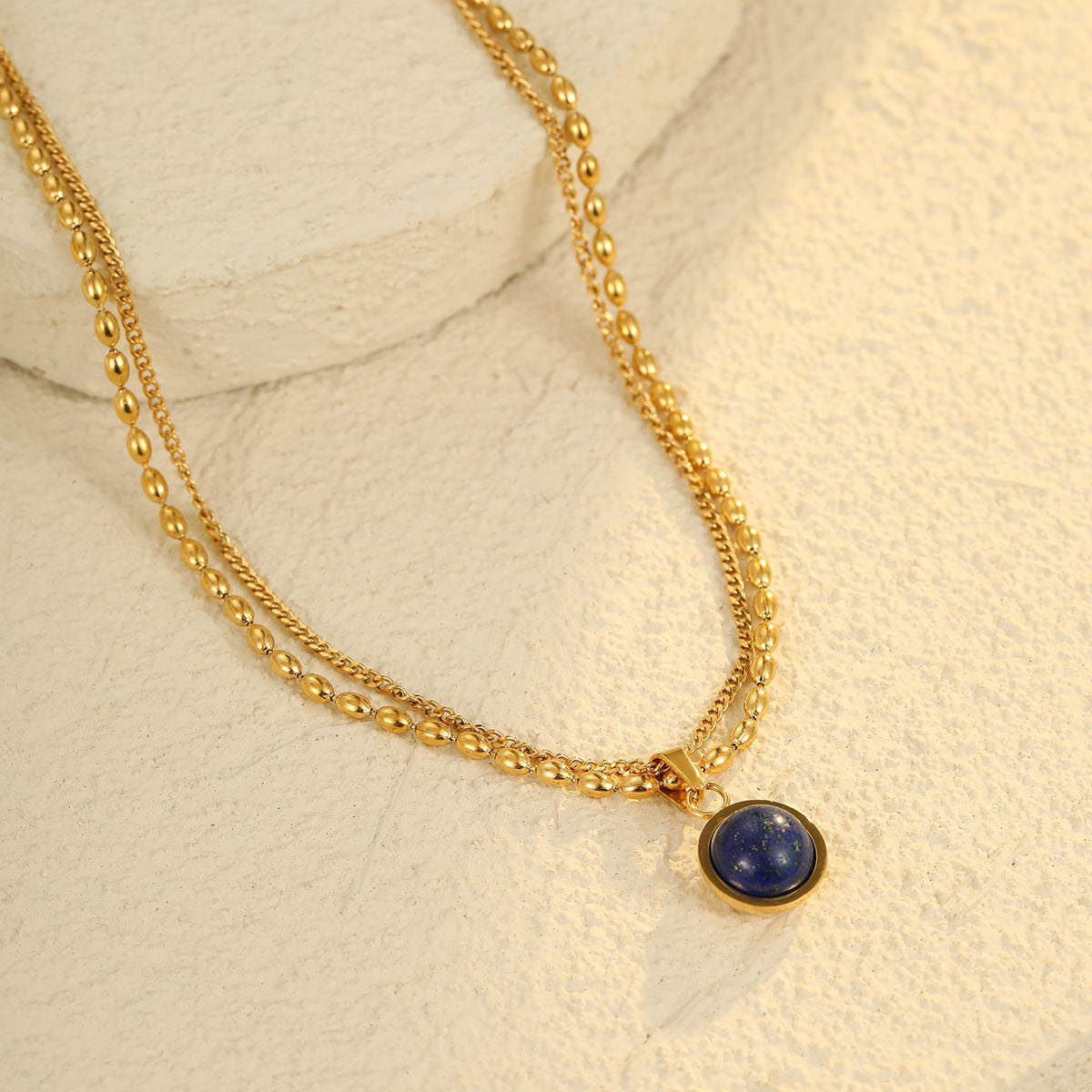 Elegante collar con colgante geométrico de lapislázuli de acero inoxidable para mujer con acabado chapado