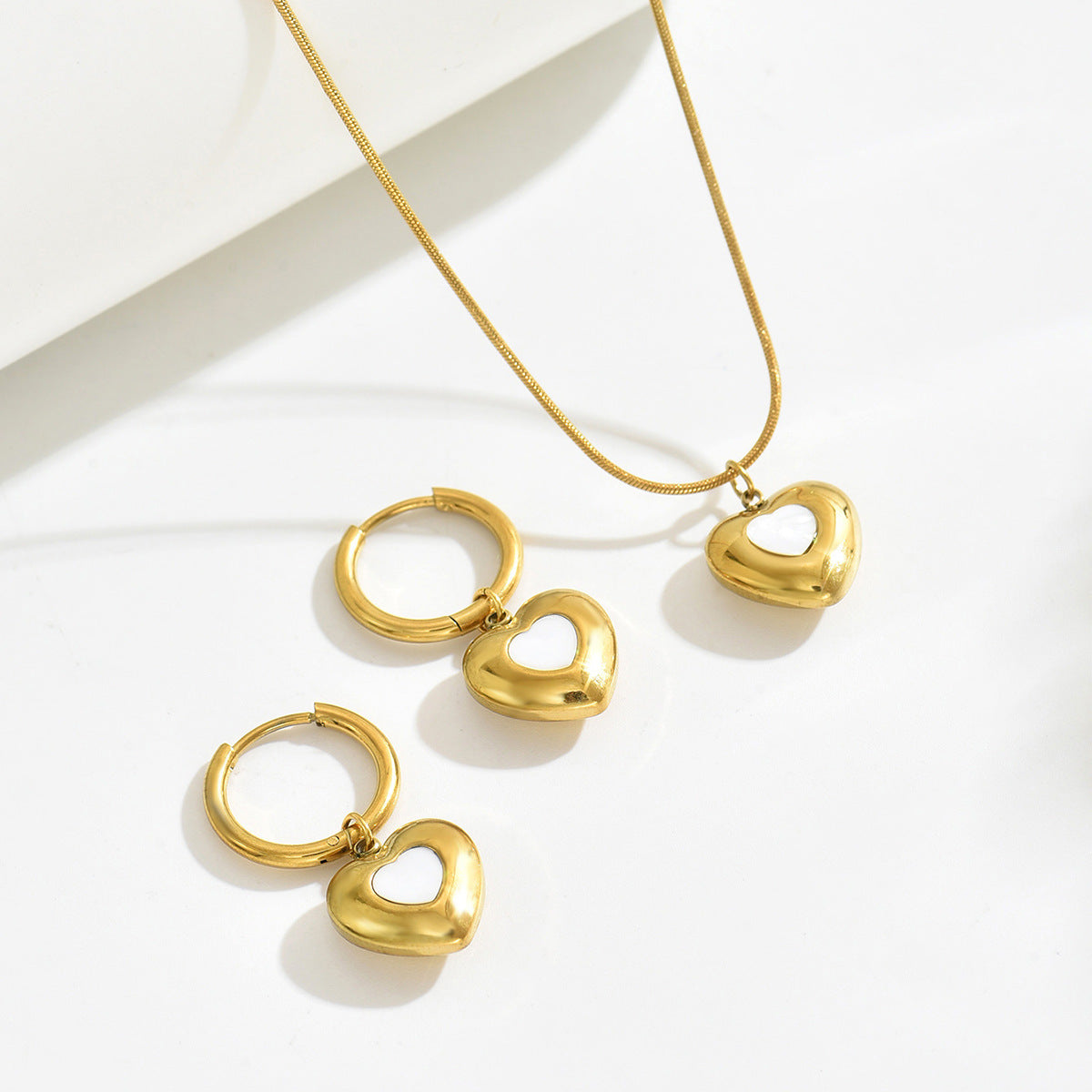 Collar colgante de cobre minimalista con forma de corazón y pendientes a juego bañados en oro de 18 quilates para mujer