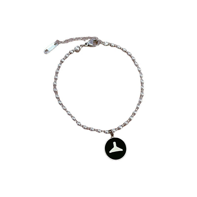 Bracciale da donna a conchiglia con coda di sirena rotonda d'ispirazione vintage in acciaio al titanio con intarsi in oro e texture ondulata