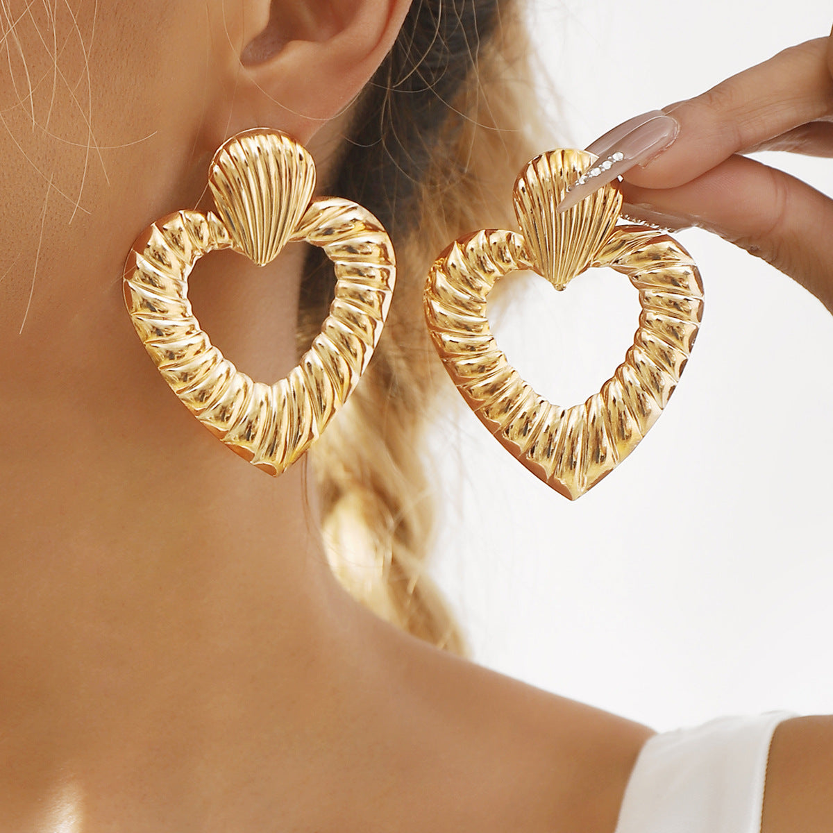 Orecchini a Perno Minimalisti a Forma di Cuore in Ferro con Finitura Elettrodeposita per Donna