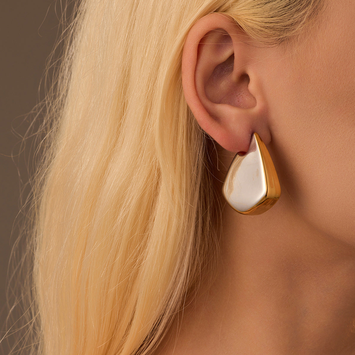 Pendientes minimalistas de acero inoxidable con forma de aleta irregular y acabado chapado para mujer