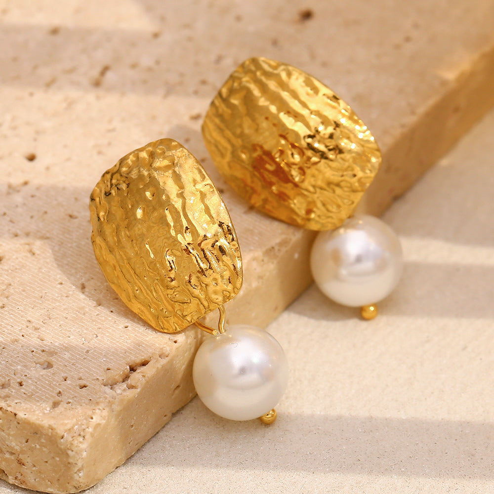 Orecchini a perno da donna alla moda, vintage, geometrici, in acciaio inossidabile con placcatura in oro 18K e texture martellata con accenti di perle