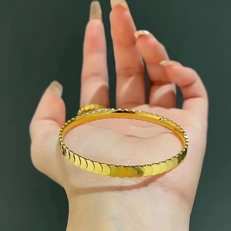 Pulsera elegante de acero inoxidable con diseño de escamas de pez para mujer con acabado chapado, accesorio de moda minimalista