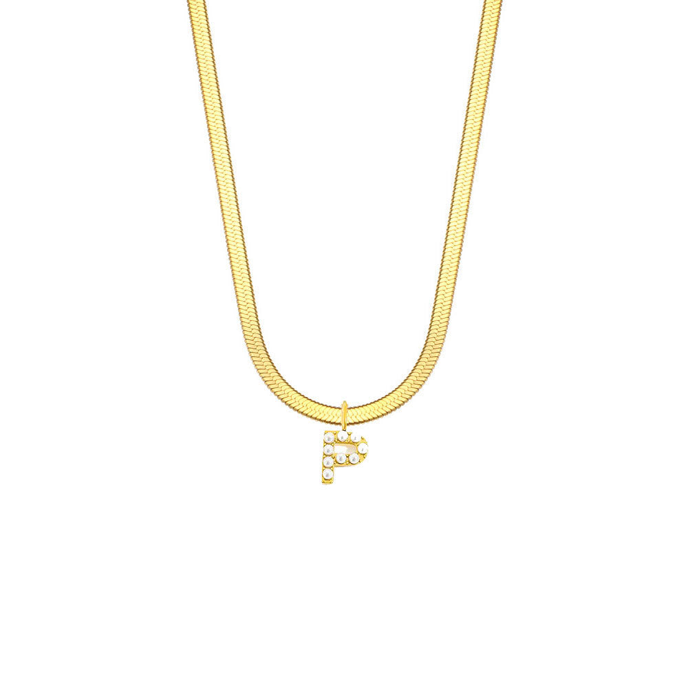 Collar de acero de titanio estilo corte francés vintage con dije de letras y detalles de perlas en cadena de serpiente plana