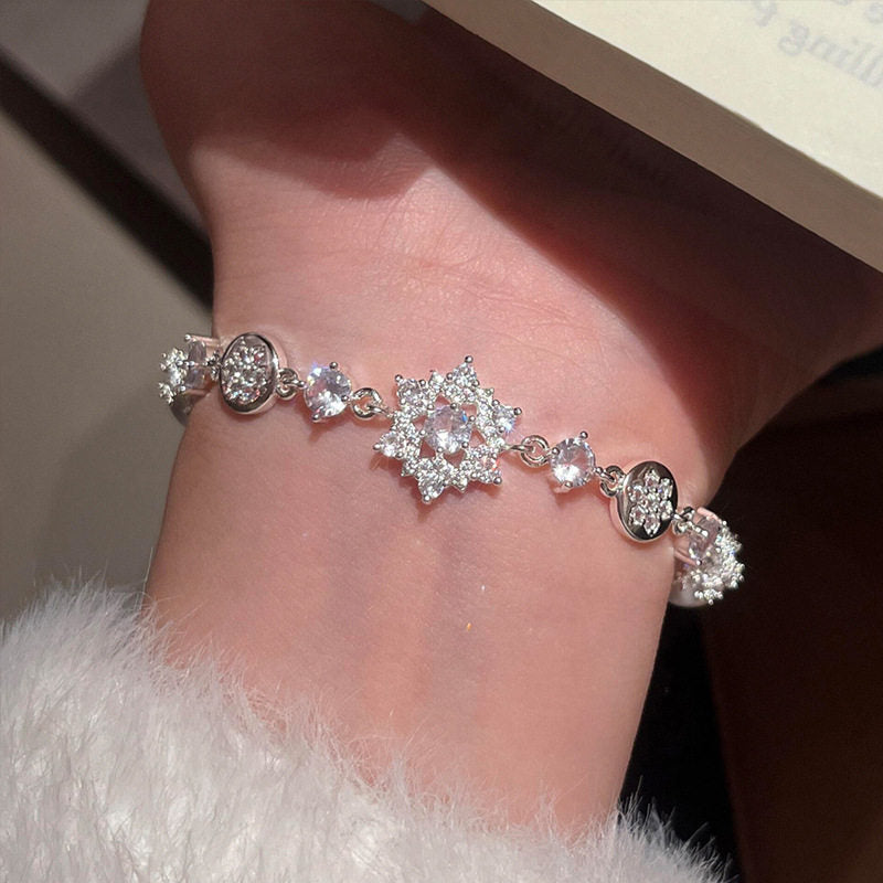 Pulsera elegante de perlas con diseño floral francés y detalles de circonia, brazalete minimalista de lujo con abalorios para mujer