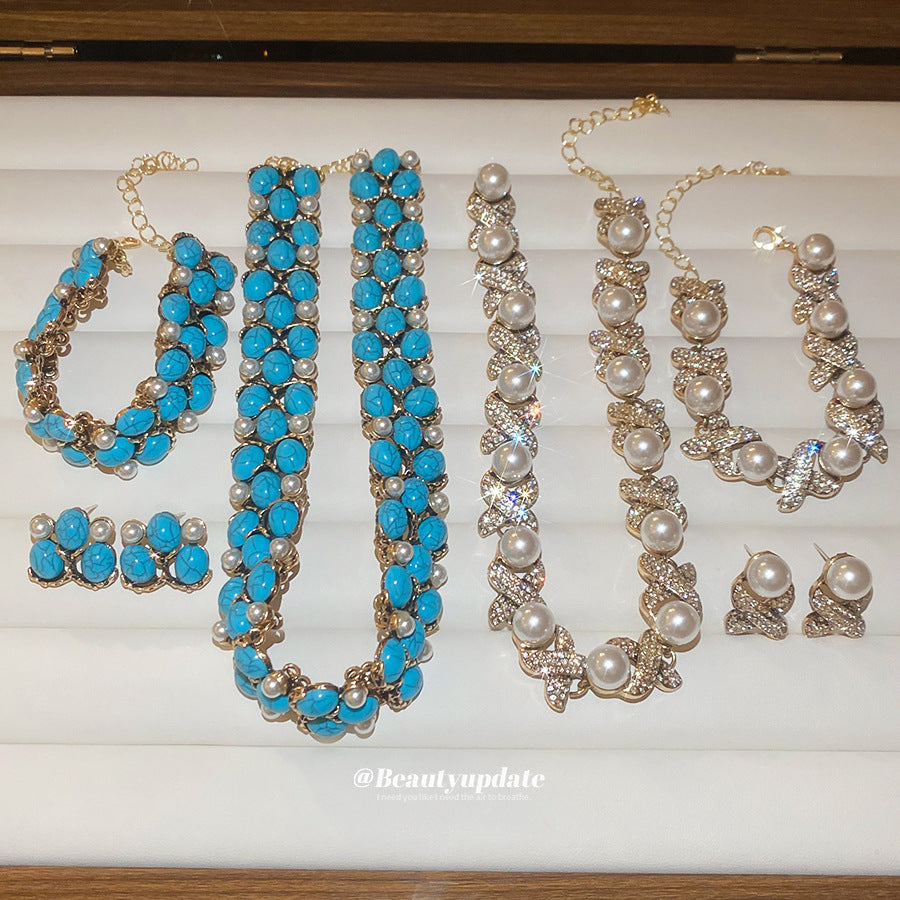 Set di collana con ciondolo rotondo in perle finte placcato in stile vintage con bracciale e orecchini abbinati da donna