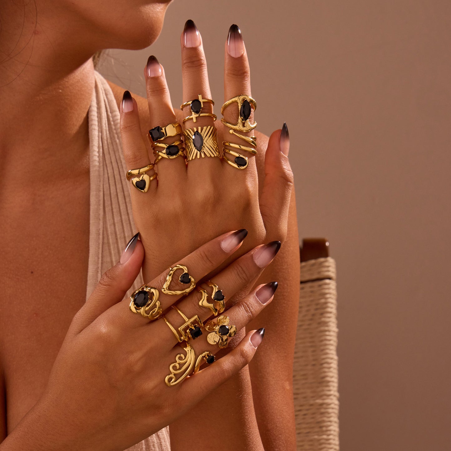 Anillo de acero titanio geométrico minimalista con incrustaciones de diamantes de imitación, banda abierta ajustable para mujer
