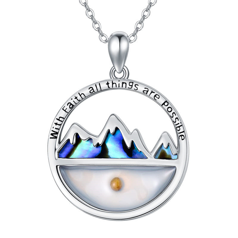 Collana con Ciondolo Rotondo a Collina Minimalista, Ispirata alla Fede, con Dettaglio Lettera in Acciaio Inossidabile e Acciaio al Titanio, Finitura Galvanizzata