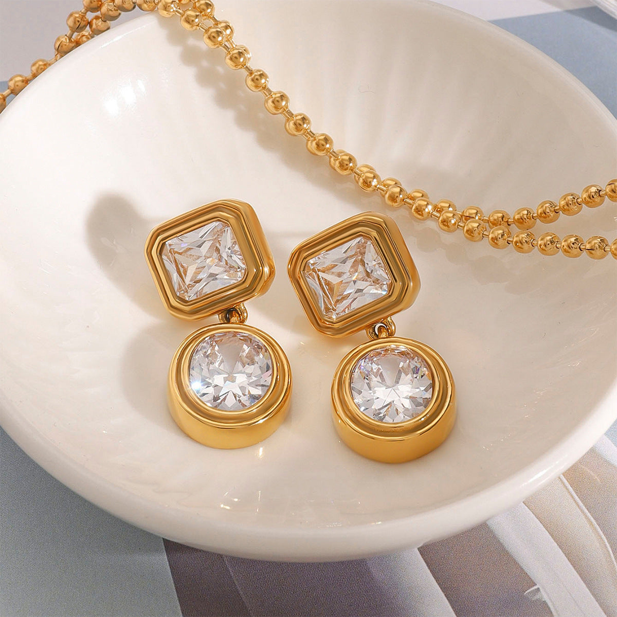 Orecchini a perno leggeri di lusso da donna in acciaio inossidabile geometrico con zirconia bianca placcati in titanio