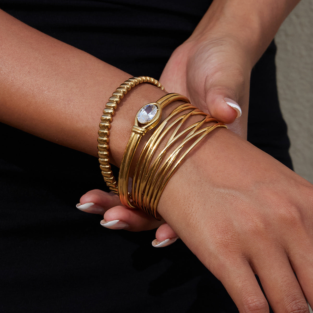 Brazalete de acero inoxidable con diseño geométrico hueco y circonitas para mujer, a la moda