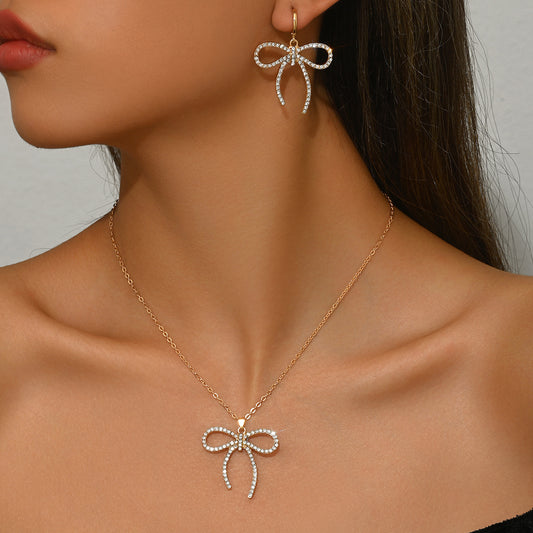 Juego de collar con colgante de lazo elegante y pendientes de tuerca para mujer, joyería de aleación con incrustaciones de diamantes de imitación, estilo dulce minimalista, cadena de clavícula
