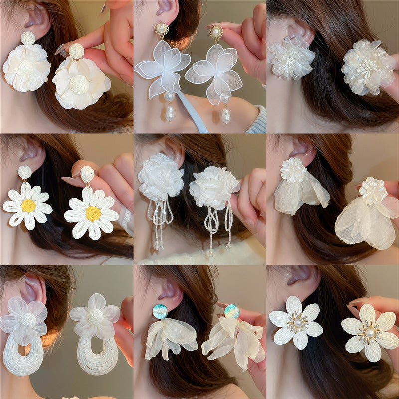 Orecchini a perno con perle e fiori delicati da donna, con perni in argento sterling 925 — Gioielli per l'orecchio freschi e dolci per primavera estate