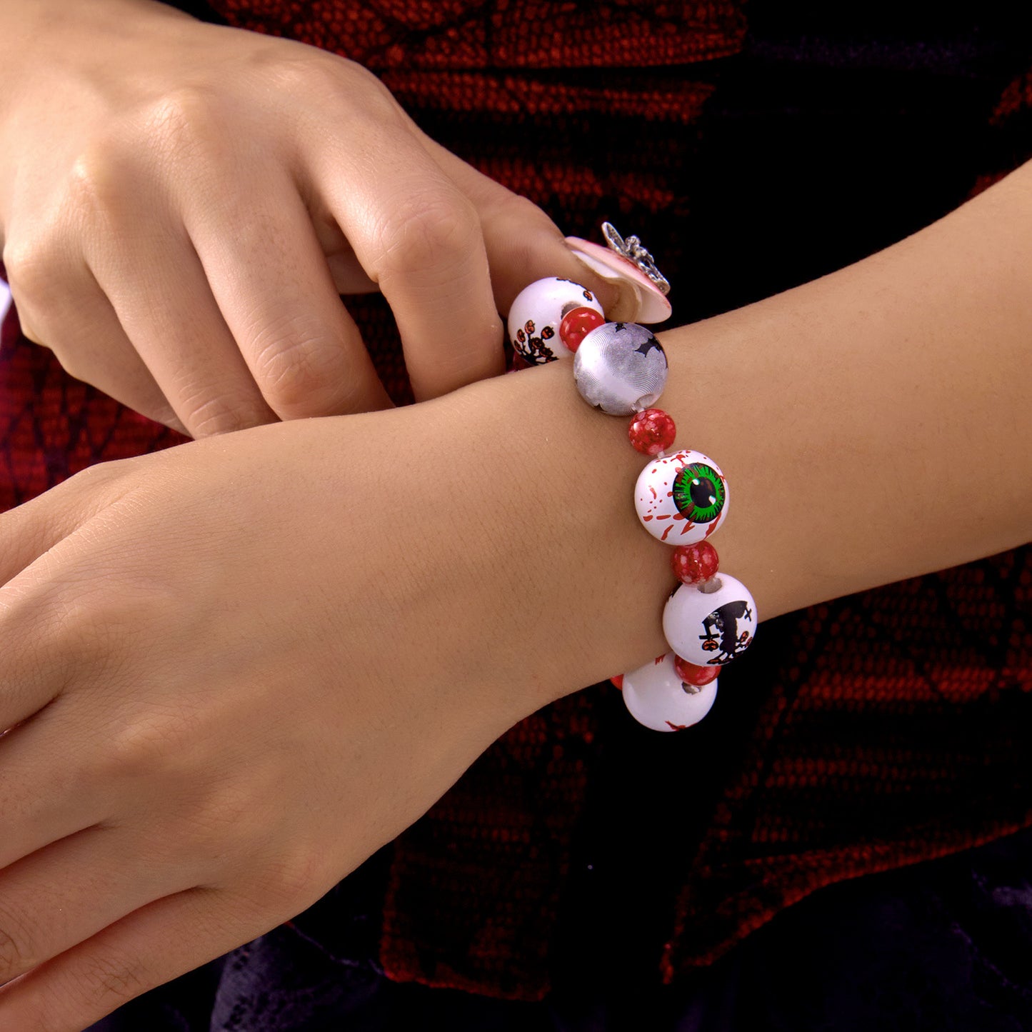 Collar gótico oscuro hecho a mano con cuentas de madera, estampado de murciélago y fantasma, colgante de forma geométrica, joyería unisex de Halloween