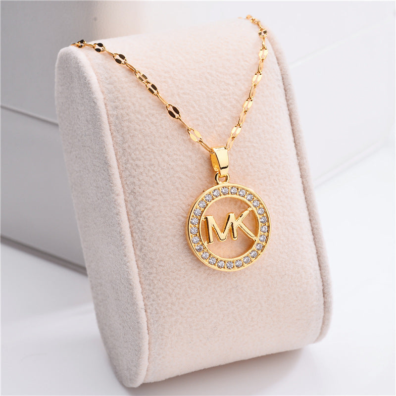 Collar con colgante de letra hueca minimalista en acero de titanio con incrustaciones de diamantes de imitación en cadena de cuentas