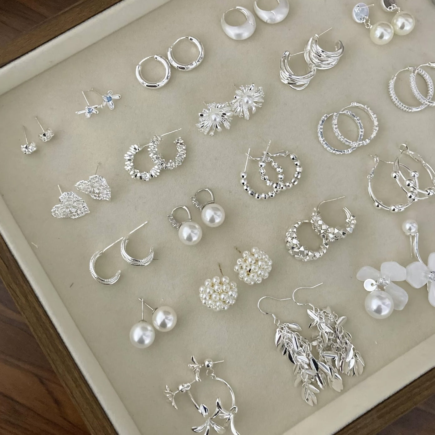Aretes Geométricos Minimalistas de Cobre con Acabado Chapado para Mujer Pendientes Modernos y Versátiles