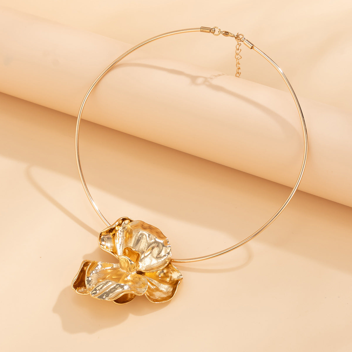Collana girocollo da donna con fiore plissettato 3D in metallo audace con design floreale geometrico