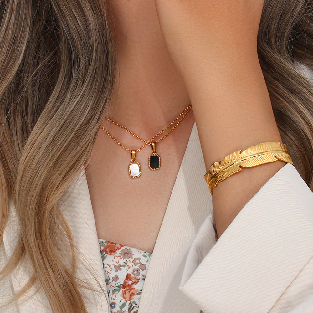 Collana Pendente Farfalla Minimalista alla Moda con Catena in Acciaio Inossidabile e Ciondoli a Cuore e Occhio di Allah in Acrilico