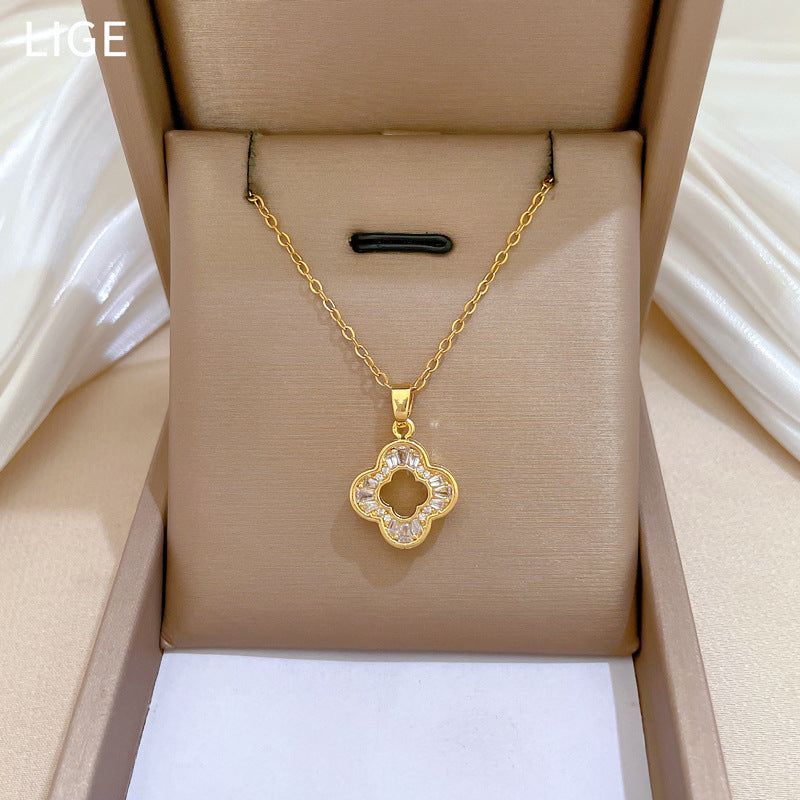 Set di Collana con Ciondolo a Quadrifoglio Minimalista e Orecchini in Acciaio al Titanio con Intarsio di Strass per Donne