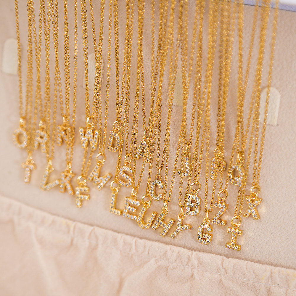 Collar con colgante de cadena de serpiente de oro chapado en acero titanio con forma de letra minimalista para mujer con incrustaciones de circonita cúbica