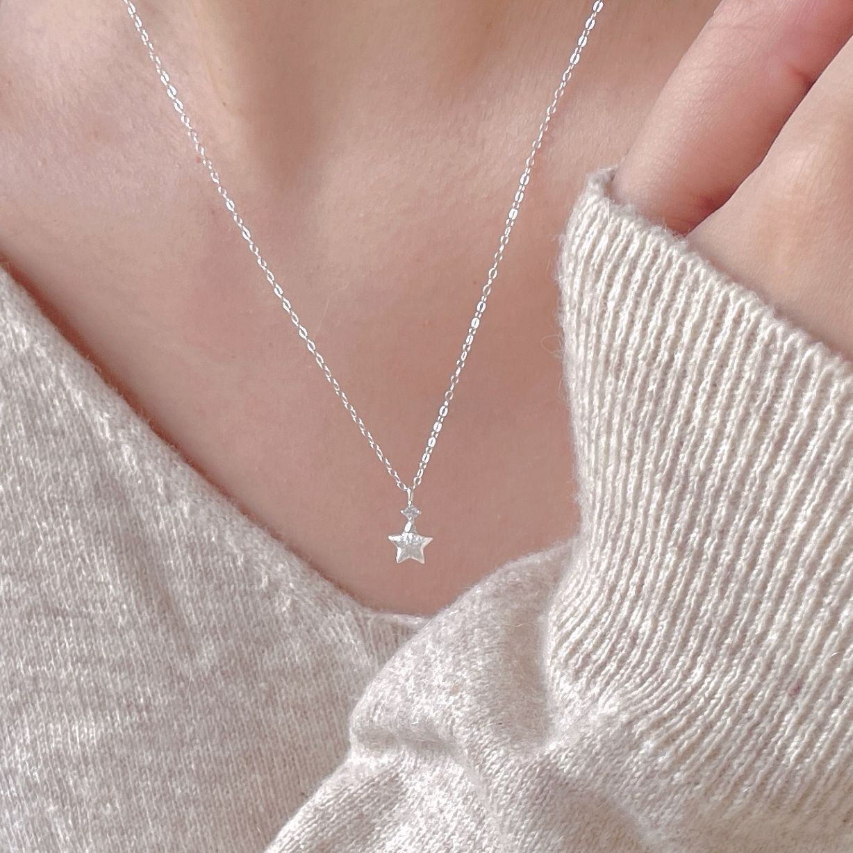 Collana con Pendente a Stella Minimalista Tonalità Fredda in Argento Sterling 925 con Finitura Spazzolata
