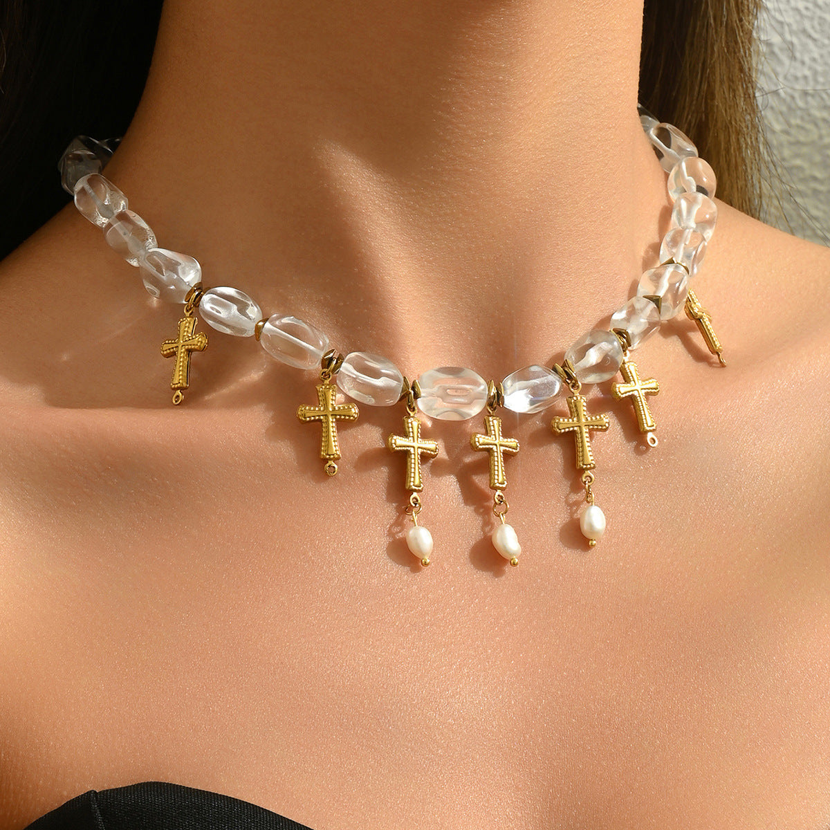 Collar con dije de cruz geométrica para mujer, con incrustaciones de perlas y cadena de cobre, en estilo minimalista a la moda.