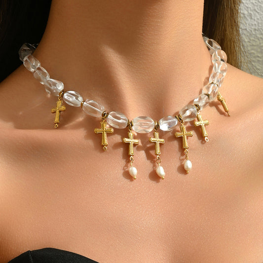 Collar con dije de cruz geométrica para mujer, con incrustaciones de perlas y cadena de cobre, en estilo minimalista a la moda.