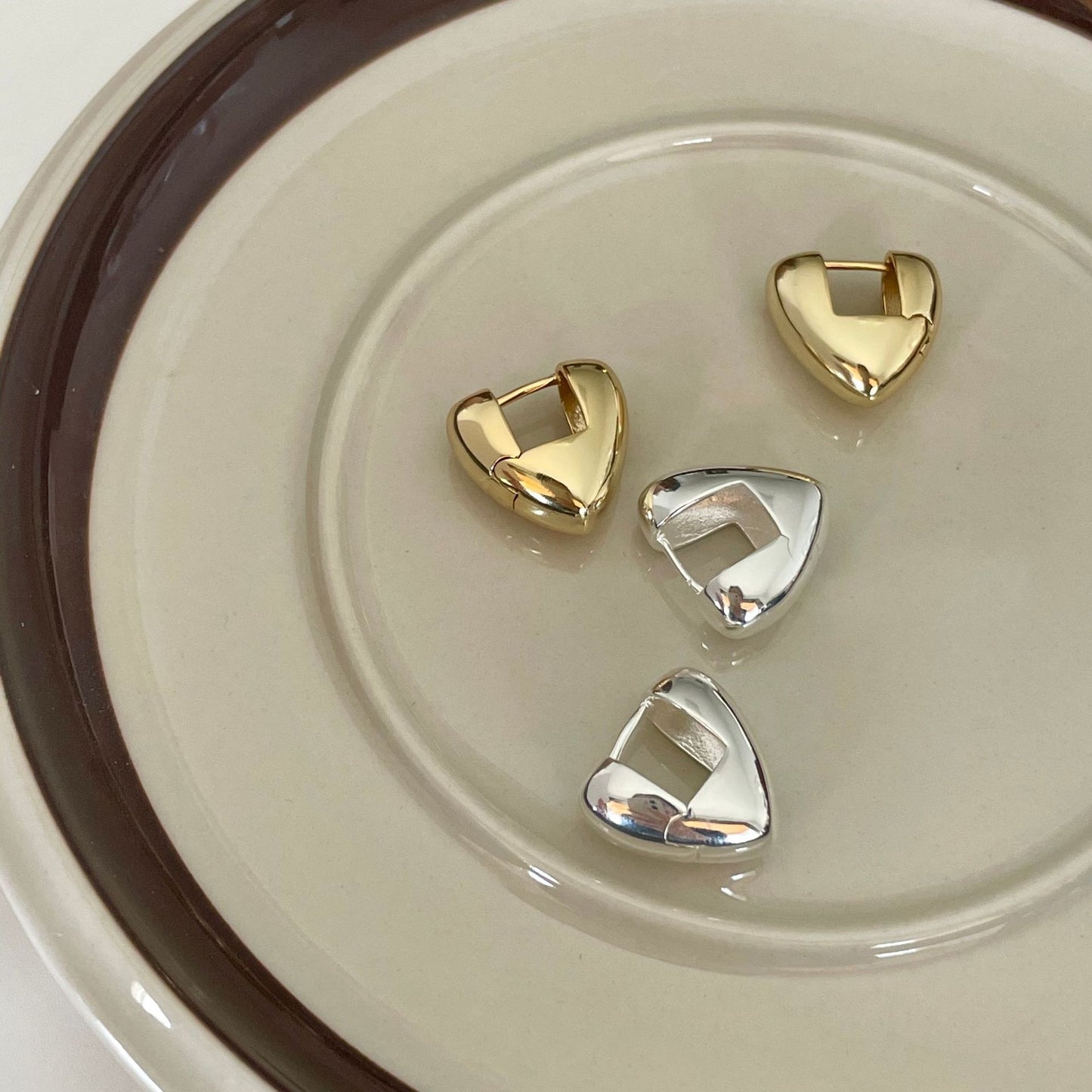 Orecchini a perno ovali minimalisti da donna in argento sterling 925 con intarsio in perla e accento a cuore