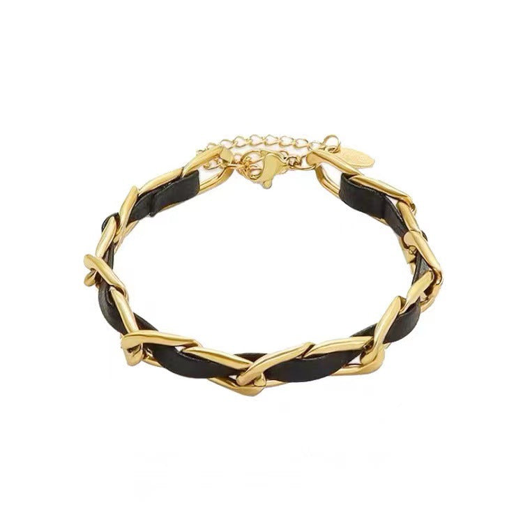 Pulsera minimalista geométrica de titanio y acero para mujer con acabado chapado, diseño moderno y versátil