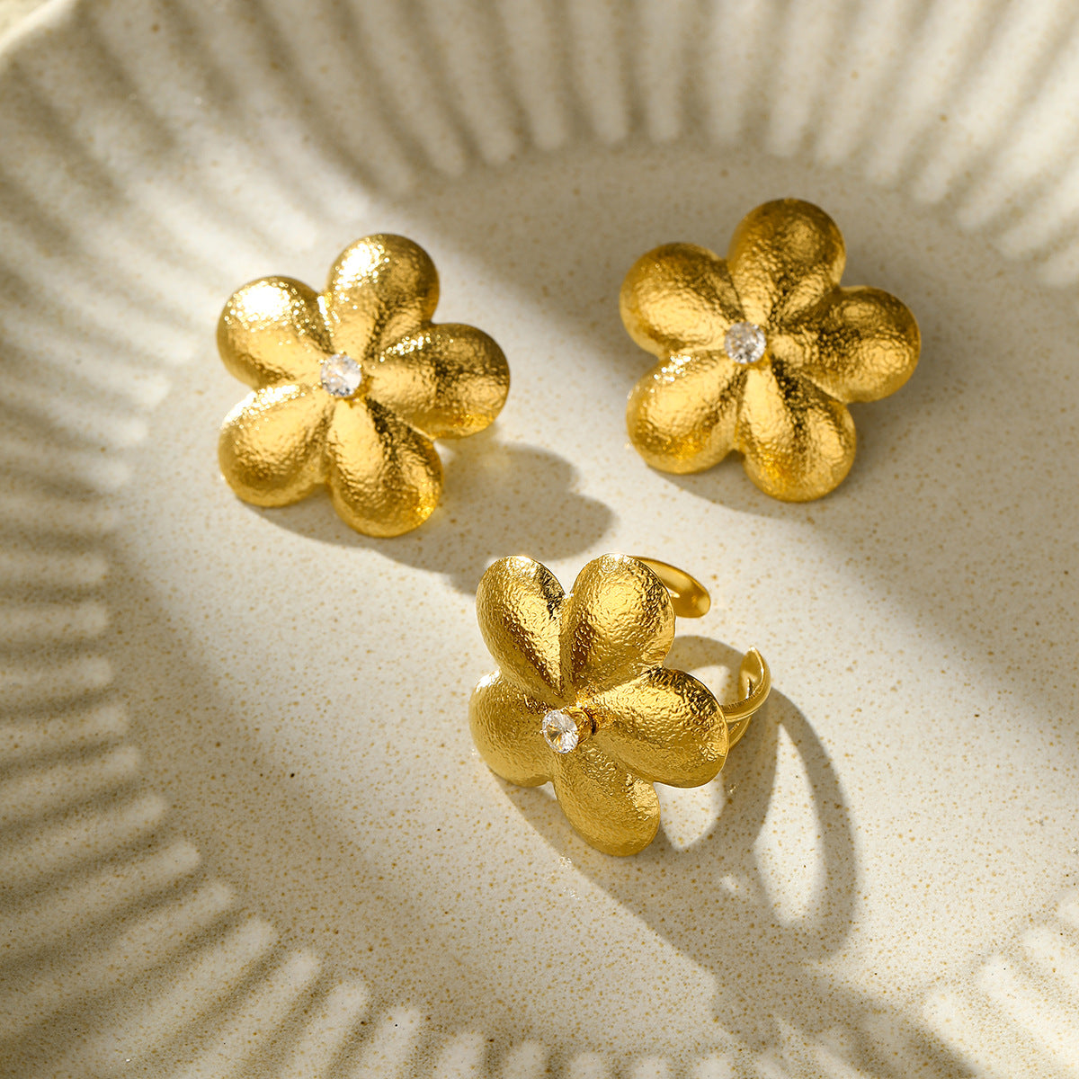Set Anello e Orecchini in Acciaio Inox Floreale Vintage con Intarsio di Zirconi da Donna