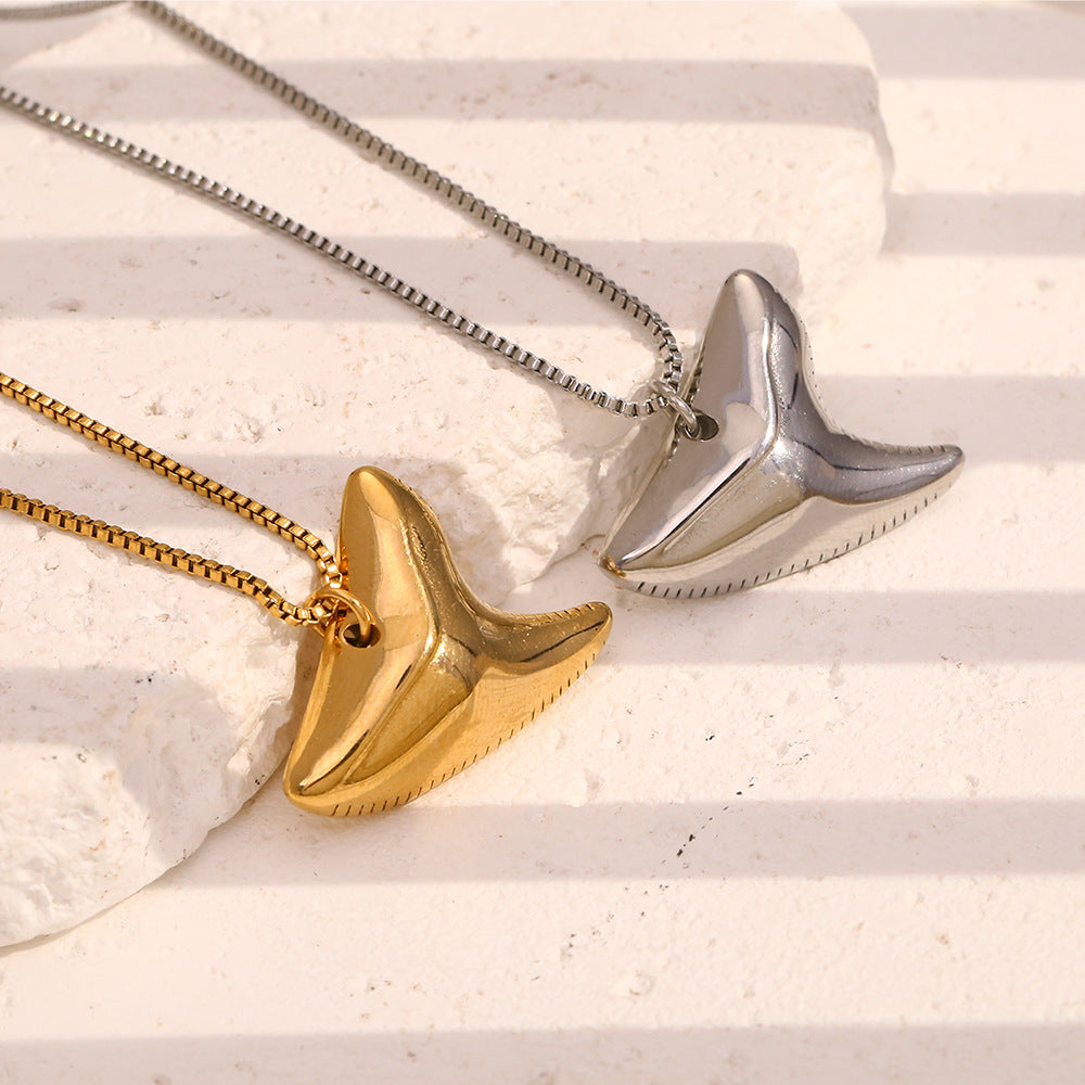 Collar con colgante de manta raya geométrica de acero inoxidable con baño de oro de 18 quilates para mujer