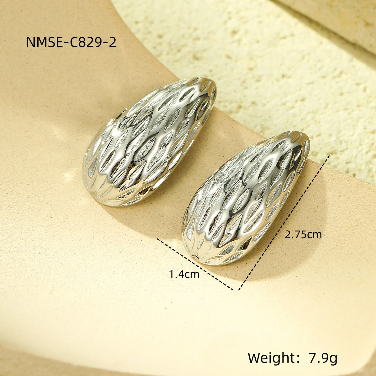Pendientes de gota de agua de acero inoxidable chapados en oro de 18 quilates de estilo minimalista frío para mujer