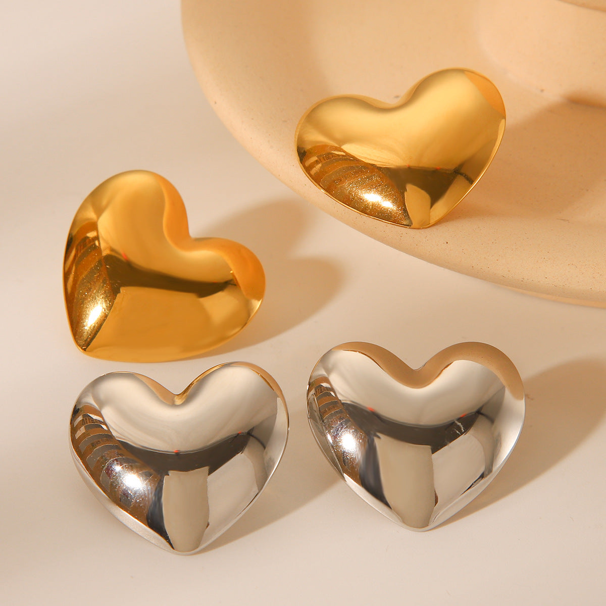 Orecchini da donna minimalisti in acciaio al titanio a forma di cuore con placcatura in oro 18 carati