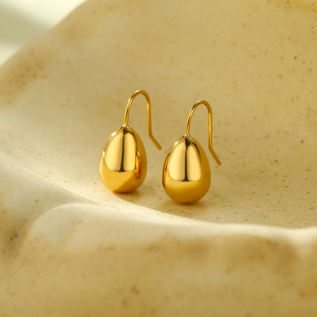 Pendientes de titanio con forma de gota de agua a la moda con acabado de chapado para mujer, aretes ligeros de estilo lujoso