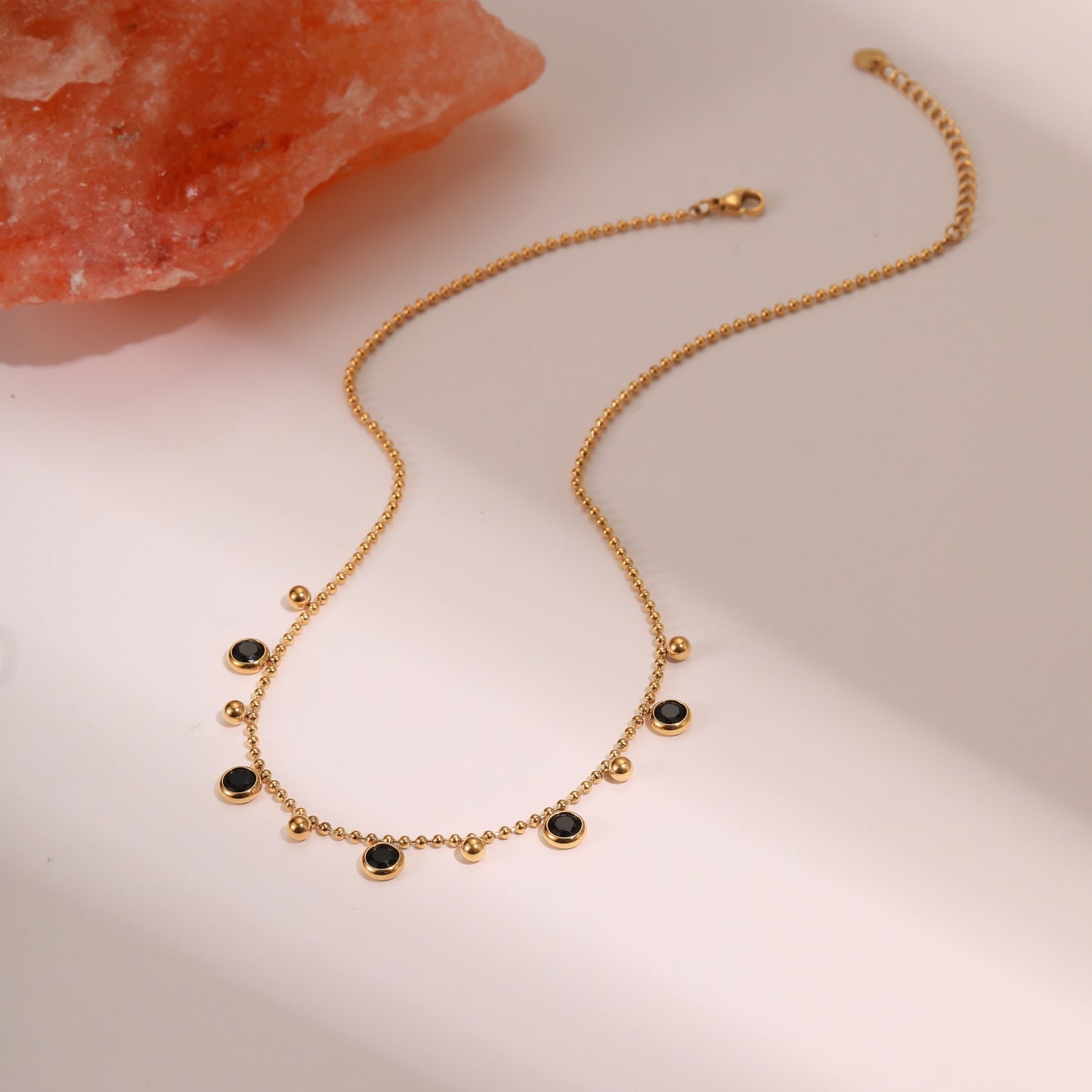 Collana con pendente geometrico in acciaio inossidabile placcato oro 18 carati e frange di zirconi da donna