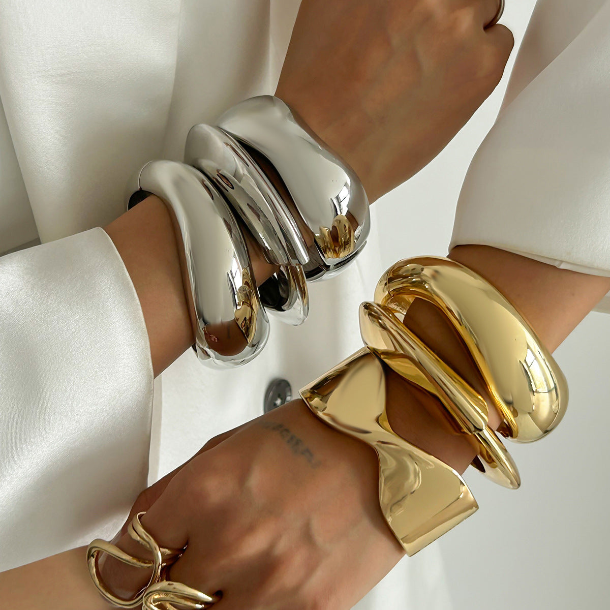 Bracciale rigido da donna alla moda a goccia geometrica in metallo con finitura lucida e apertura a molla