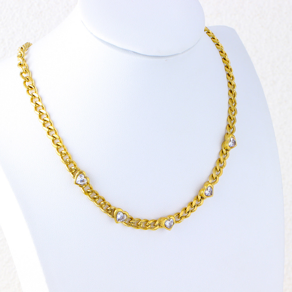 Collana Minimalista a Cuore in Acciaio al Titanio da Donna con Placcatura in Oro 18K e Intarsio di Zirconi Colorati