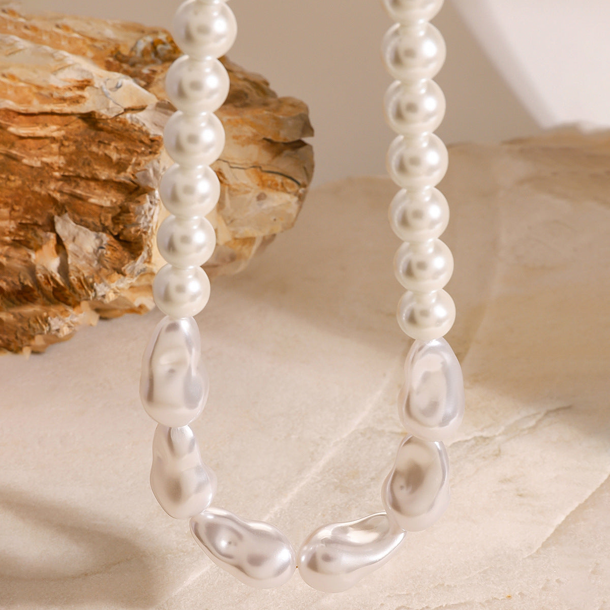 Collar de perlas minimalista y geométrico de acero de titanio con acabado galvanizado para hombres y mujeres