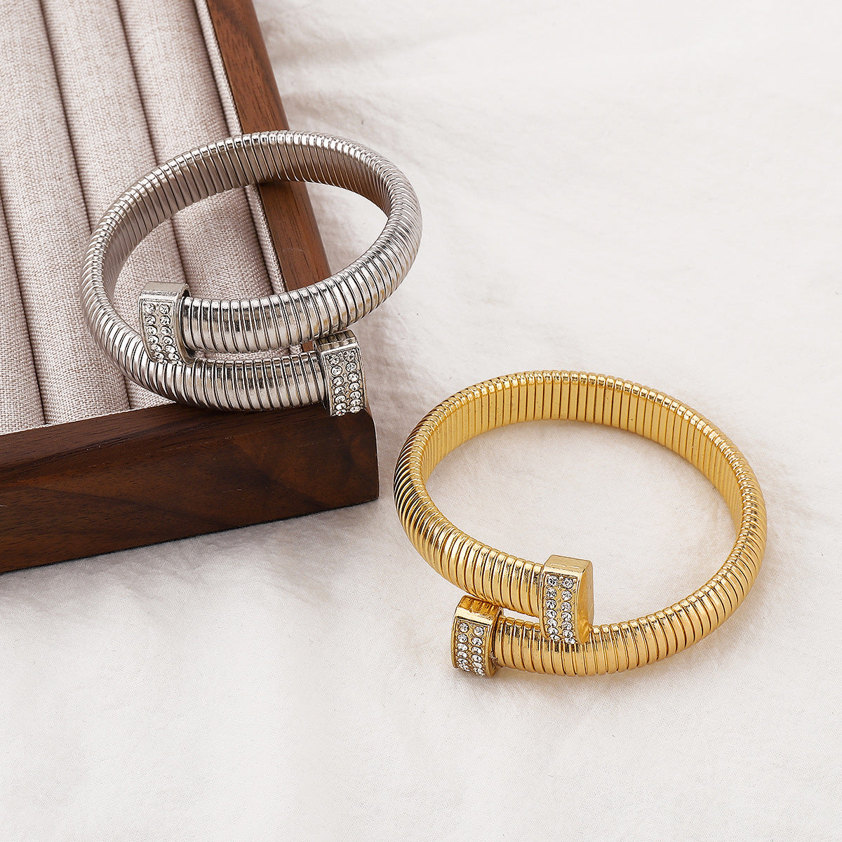 Juego de collar con dije geométrico minimalista y brazalete para mujer con hierro chapado y detalles de diamantes de imitación