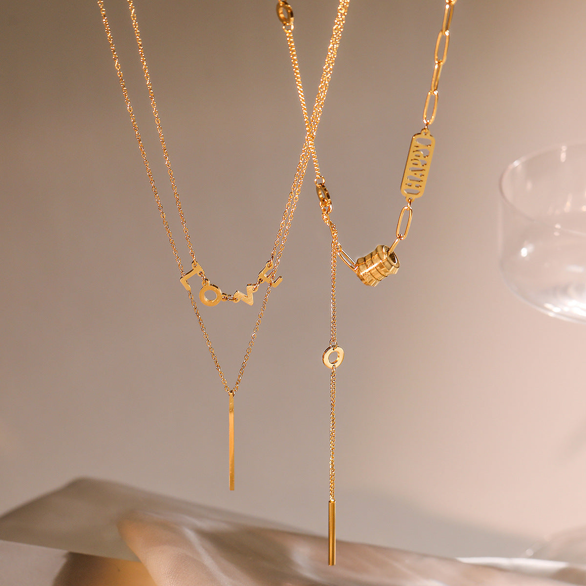 Collana con ciondolo a cuore geometrico minimalista LOVE per donna in acciaio al titanio placcato oro, catena versatile per clavicola
