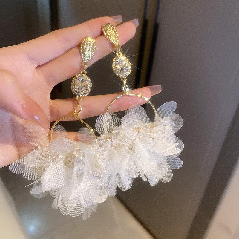 Orecchini a perno con perle e fiori delicati da donna, con perni in argento sterling 925 — Gioielli per l'orecchio freschi e dolci per primavera estate